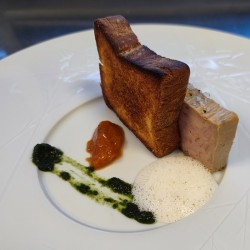 Le Foie-Gras, chutney d’abricots, émulsion romarin.